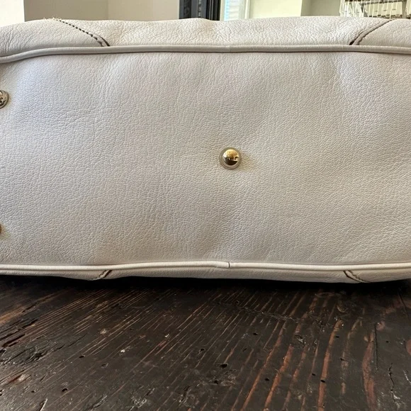 Gucci White and Gold Shoulder Bag with Chain-Link Handle - Picture 6 of 6